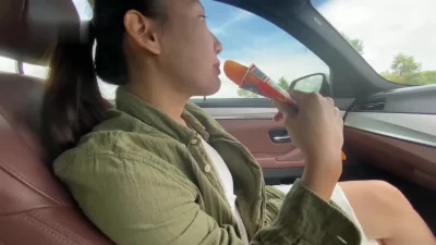 我坐在副驾看会书都不行  吃完冰 的就要吃我的