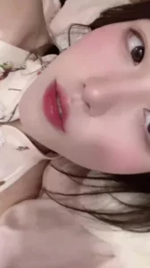 明明知道我在陪女朋友 还一直发自慰视频给我 让我快点回去操她