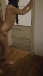 兄弟媳妇被我们玩弄，他在旁边拍摄