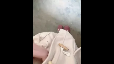 调教小母狗大衣楼梯间裸行露出自慰喷水